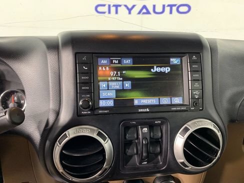 Used 2016 Jeep Wrangler Unlimited Sahara w/ Dual Top Group AWD/4WD image 27