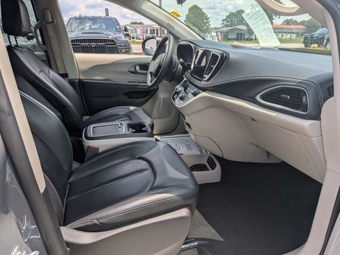 Used 2023 Chrysler Pacifica Touring-L FWD image 23