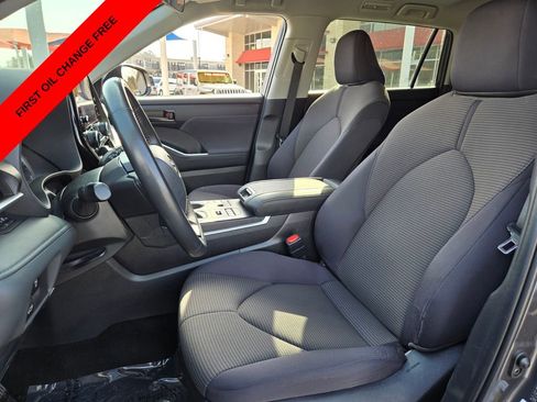 Used 2024 Toyota Highlander LE AWD/4WD image 10