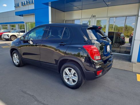 Used 2022 Chevrolet Trax LS w/ Tint and Cruise Package image 8