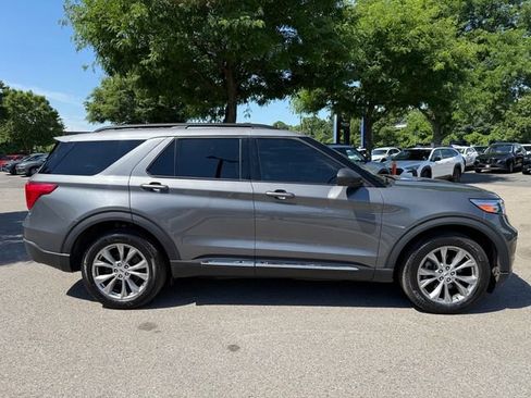 Used 2022 Ford Explorer XLT w/ Equipment Group 202A AWD/4WD image 11