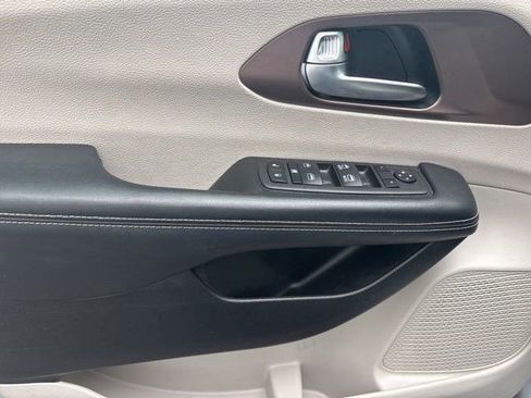 Used 2023 Chrysler Voyager LX FWD image 13