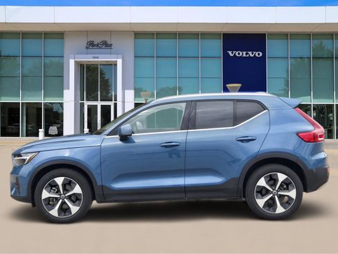 Used 2025 Volvo XC40 B5 Plus image 3