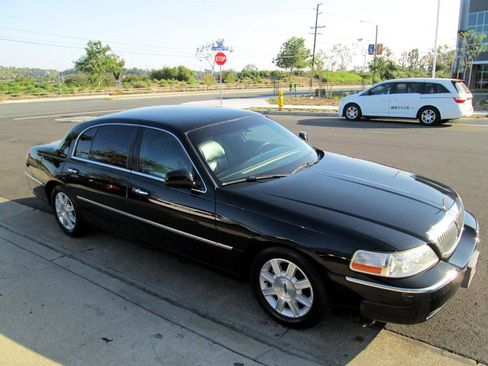 Used 2011 Lincoln Town Car Executive L image 8
