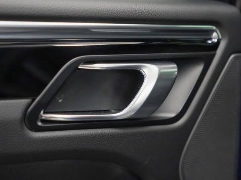 Certified 2025 Porsche Macan image 15