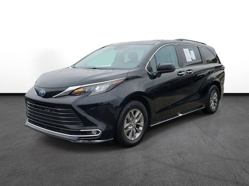 Used 2024 Toyota Sienna XLE image 2