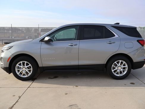Used 2024 Chevrolet Equinox LT image 2