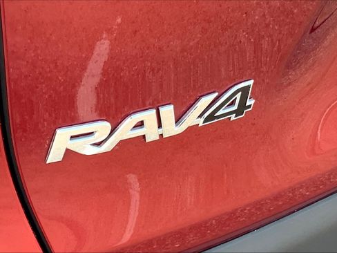 Used 2021 Toyota RAV4 XLE Premium FWD image 28