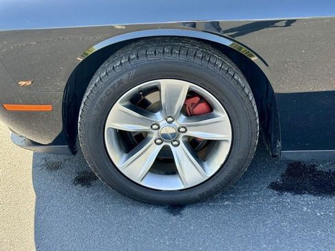 Used 2018 Dodge Challenger SXT image 31