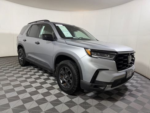 Certified 2023 Honda Pilot TrailSport image 6