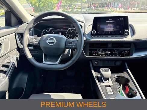 Used 2025 Nissan Rogue SV w/ SV Premium Package FWD image 13