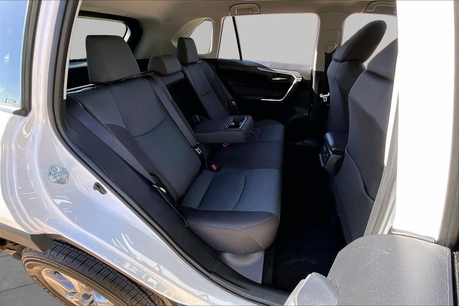 Used 2025 Toyota RAV4 XLE AWD/4WD image 18