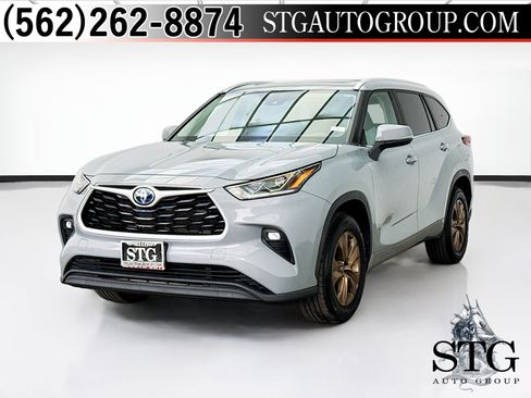 Used 2023 Toyota Highlander Bronze Edition FWD image 1