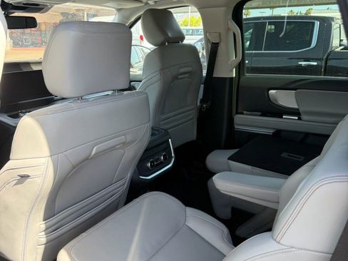 Used 2025 Ford Expedition Active AWD/4WD image 8