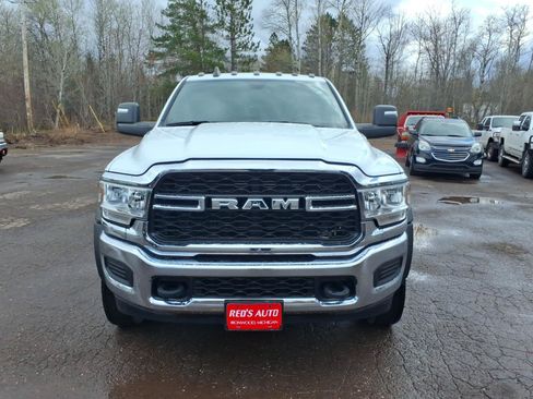 Used 2024 RAM 5500 Tradesman w/ Chrome Appearance Group AWD/4WD image 9