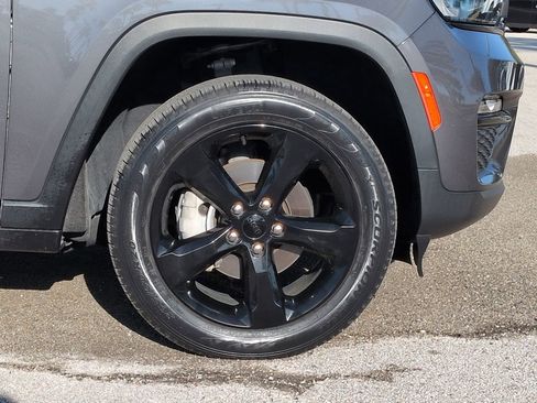 Used 2023 Jeep Grand Cherokee Limited w/ Black Appearance Package image 10