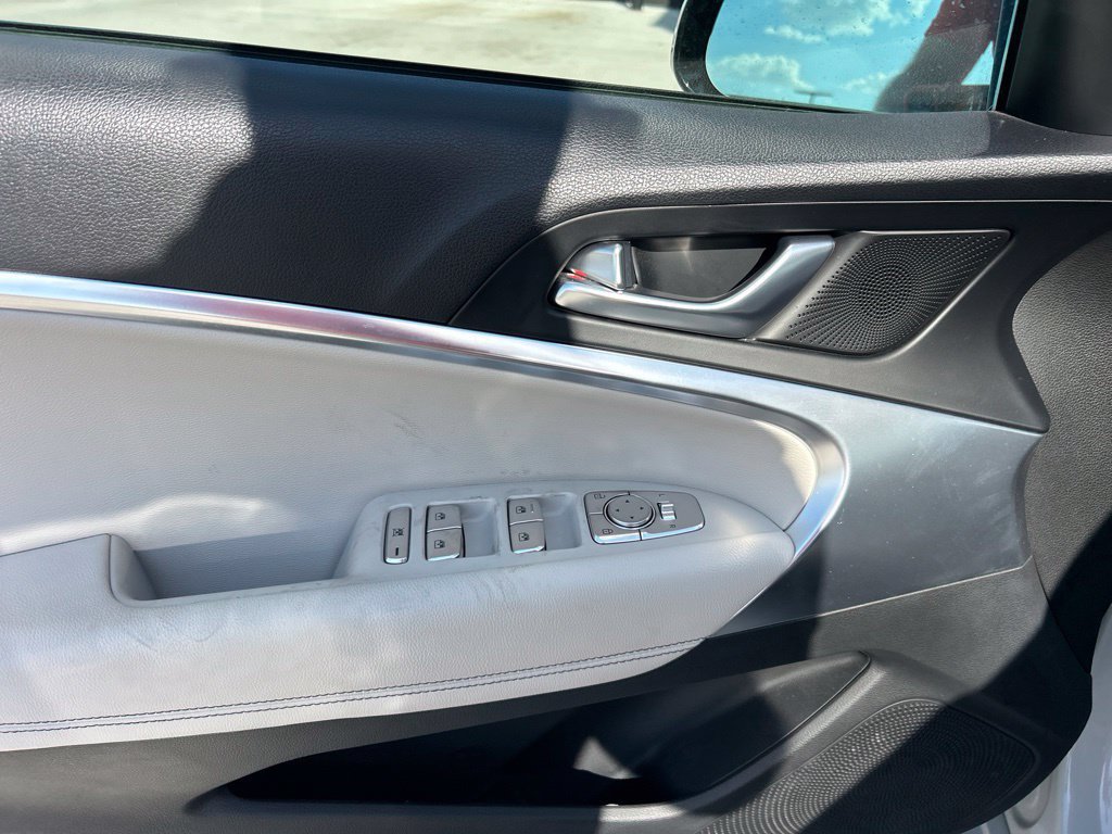 Used 2025 Genesis G70 2.5T RWD image 8