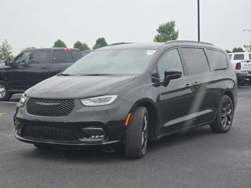 New 2026 Chrysler Pacifica Limited w/ S Appearance Package image 14