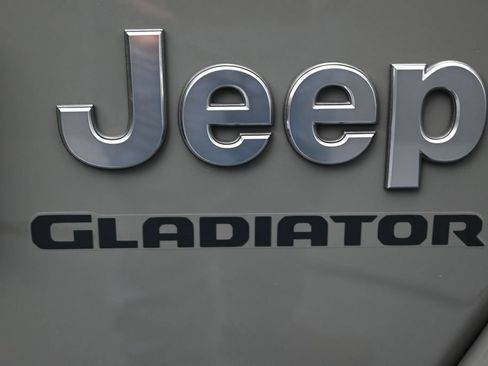 Used 2022 Jeep Gladiator Overland w/ Cold Weather Group AWD/4WD image 8