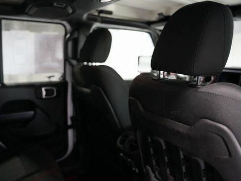 Used 2018 Jeep Wrangler Unlimited Rubicon w/ Cold Weather Group image 19