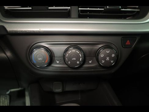 Used 2024 Chevrolet Trax LS w/ LS Convenience Package image 12