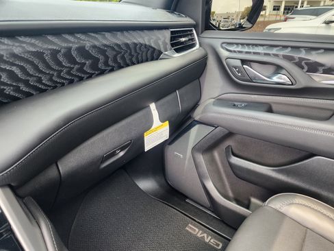 Used 2024 GMC Yukon XL Denali image 39