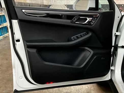 Used 2016 Porsche Macan S image 24