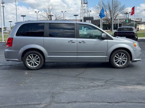 Used 2016 Dodge Grand Caravan SE FWD image 4