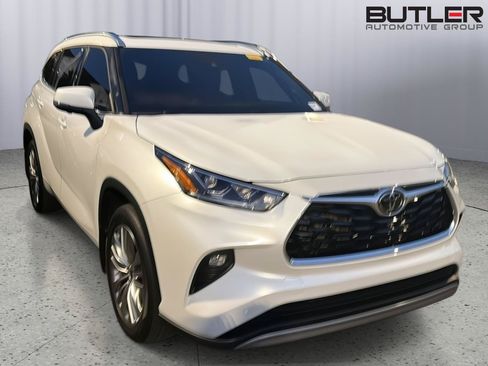 Used 2024 Toyota Highlander Platinum FWD image 6