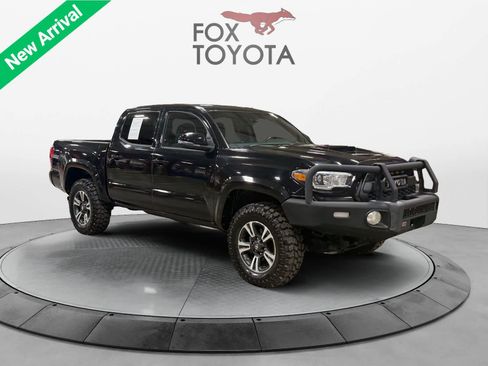 Used 2018 Toyota Tacoma TRD Sport image 9