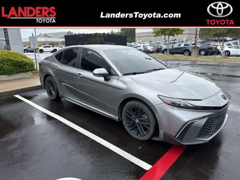 Used 2025 Toyota Camry SE FWD image 1