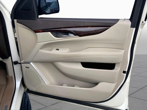 Used 2015 Cadillac Escalade Luxury RWD image 21