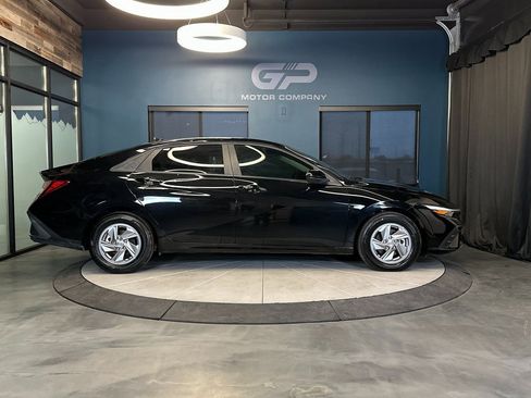 Used 2025 Hyundai Elantra SE image 2