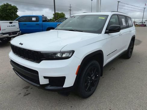 New 2025 Jeep Grand Cherokee L Altitude image 4