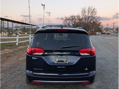 Used 2017 Chrysler Pacifica Touring-L image 6
