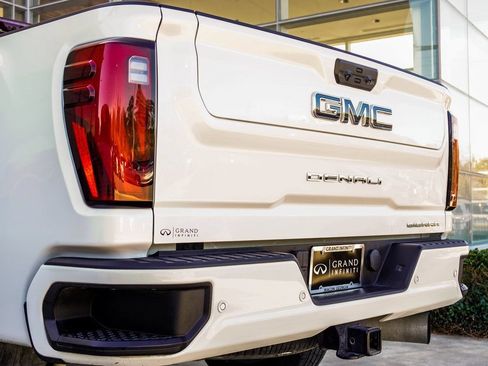 Used 2024 GMC Sierra 2500 Denali Ultimate AWD/4WD image 12