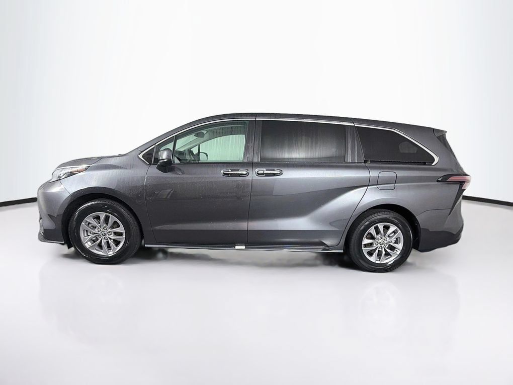 Used 2025 Toyota Sienna XLE FWD image 6