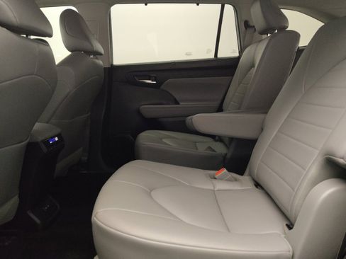 Used 2022 Toyota Highlander XLE FWD image 18