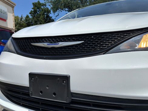 Used 2020 Chrysler Voyager L image 11