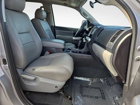 Used 2019 Toyota Sequoia SR5 AWD/4WD image 35