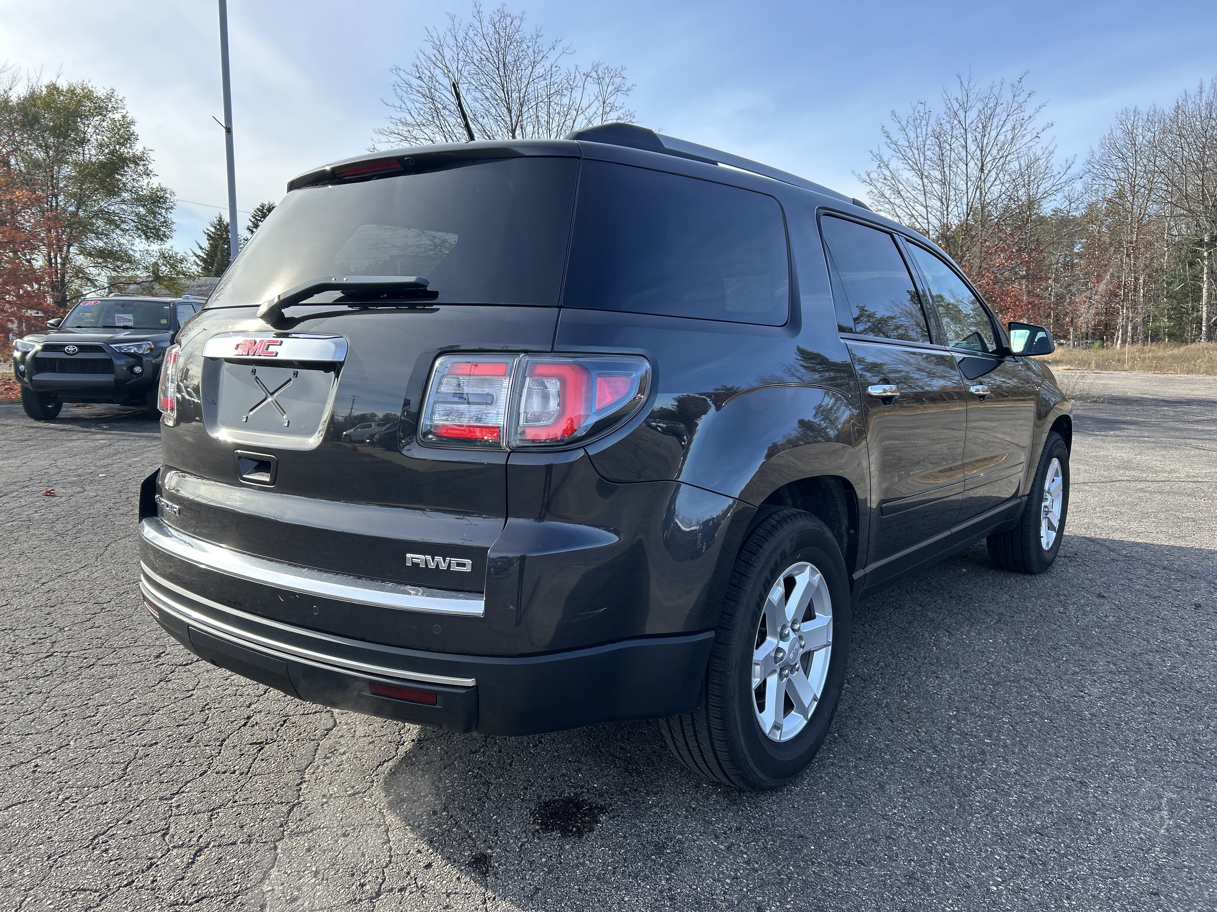Used 2016 GMC Acadia SLE AWD/4WD image 3