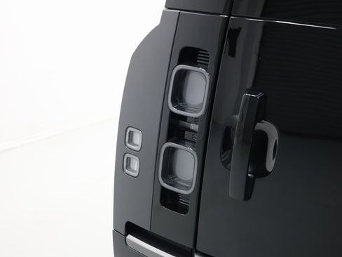 Used 2023 Land Rover Defender 90 V8 image 60