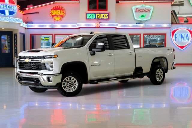 Used 2025 Chevrolet Silverado 2500 LT w/ Convenience Package AWD/4WD image 2