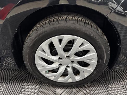 Used 2017 Toyota Corolla LE image 16