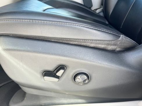 Used 2024 Chrysler Pacifica Touring-L image 16