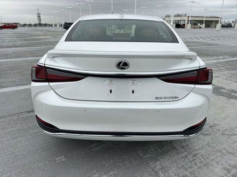 Certified 2025 Lexus ES 300h w/ Premium Package image 24