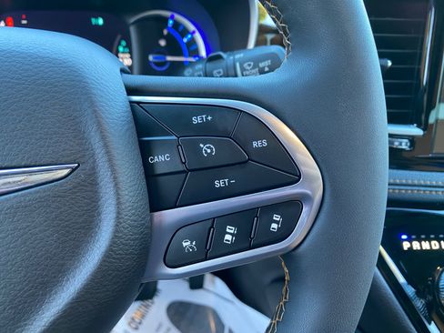 Used 2023 Chrysler Pacifica Pinnacle image 62