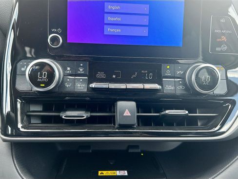 Used 2024 Toyota Highlander XLE FWD image 34