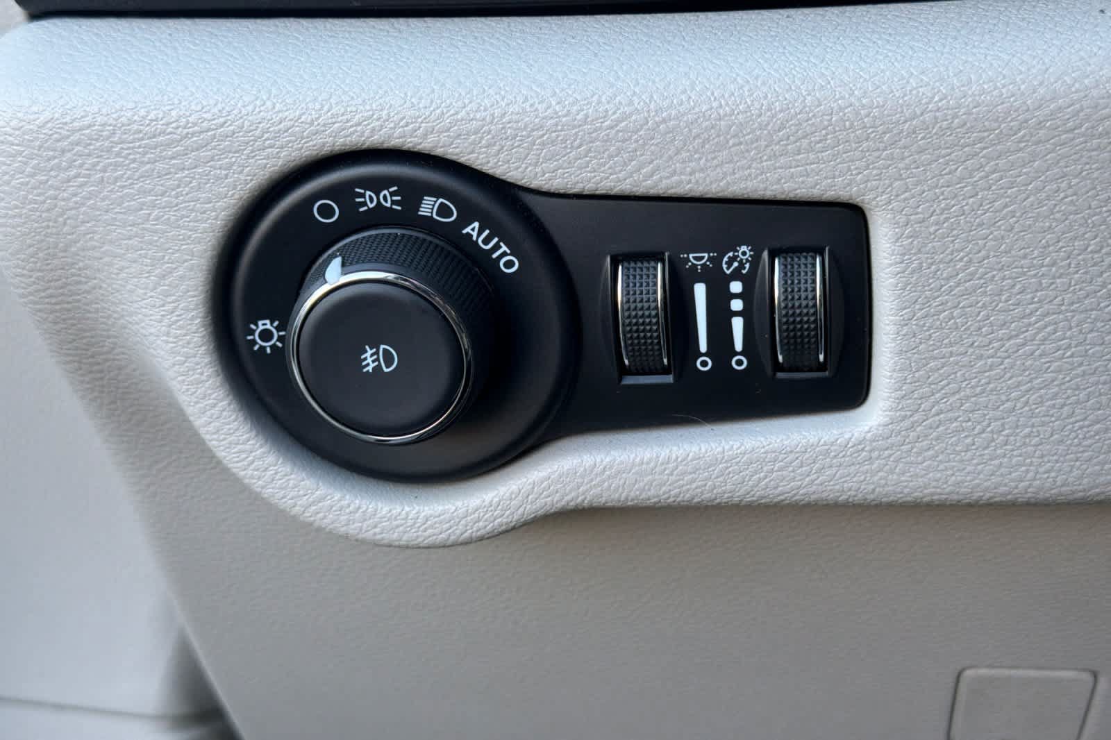 Used 2024 Chrysler Pacifica Touring-L FWD image 30