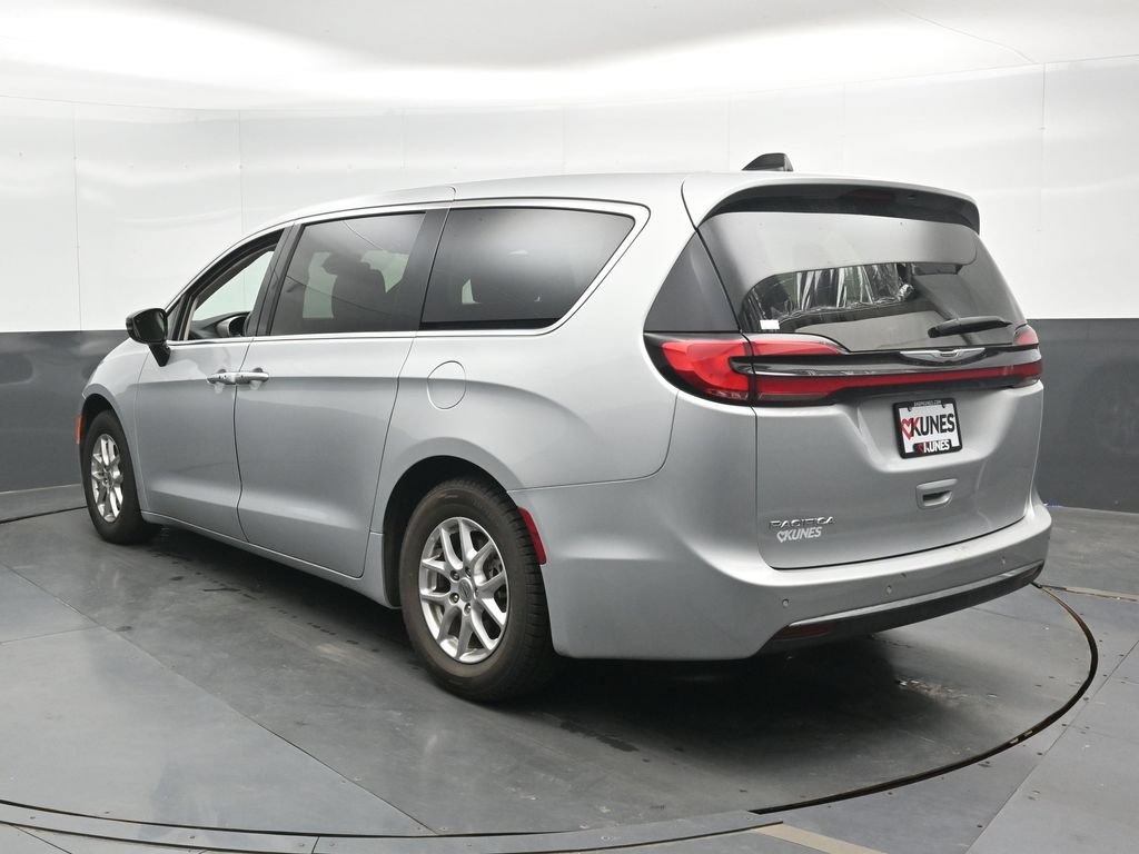 Used 2024 Chrysler Pacifica Touring-L FWD image 9
